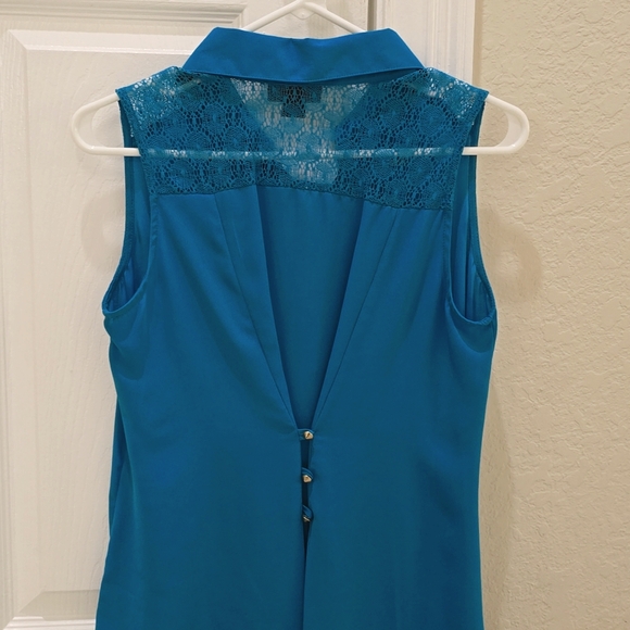 Five beautiful used blouses in size small,  and medium. Five blouses $7 - Picture 6 of 13